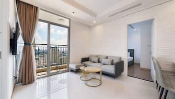 Apartamento de lujo, balcón, vistas a la ciudad | Escritorio, espacio para trabajar con un portátil, wifi gratis