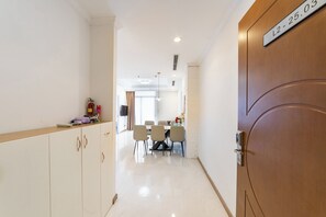 奢华公寓, 阳台, 城市景观 | 办公桌、笔记本电脑工作区、免费 WiFi
