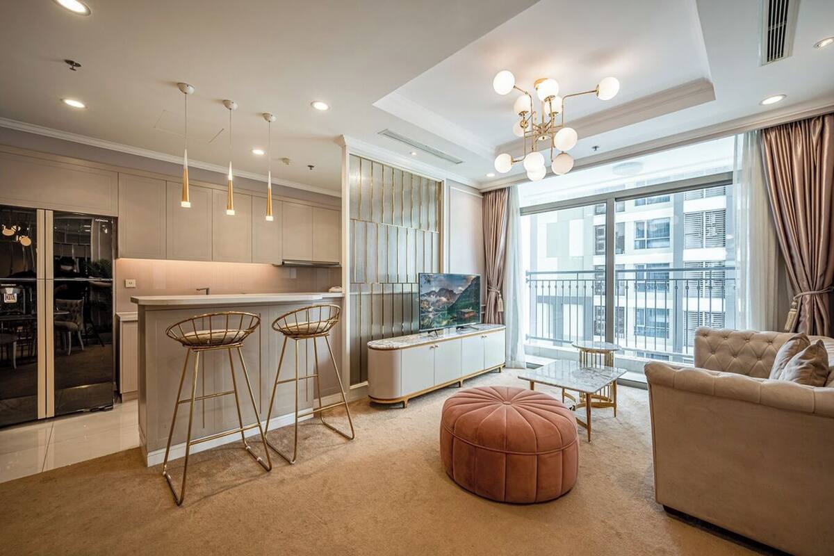 Apartamento de lujo, 2 habitaciones, balcón, vistas a la ciudad | Decoración individual, mobiliario individual, escritorio