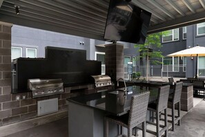 Outdoor dining - Landing | Stylish 1BD, Gym, Yoga Studio (Dallas)