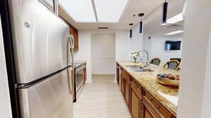 Kühlschrank, Esstisch