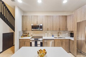 Microondas, horno, placa de cocina, lavavajillas