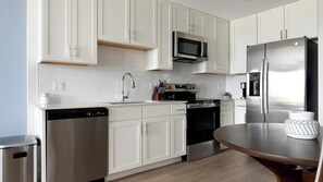 Refrigerador y comedor 