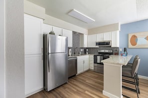 Fridge, dining tables - Landing | Stunning 1BD in Maryvale Village (Phoenix)