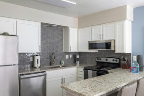 Kjøleskap og spisebord