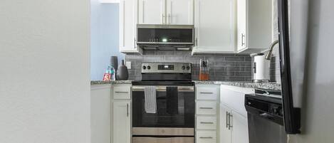 Jääkaappi, ruokailupöytä