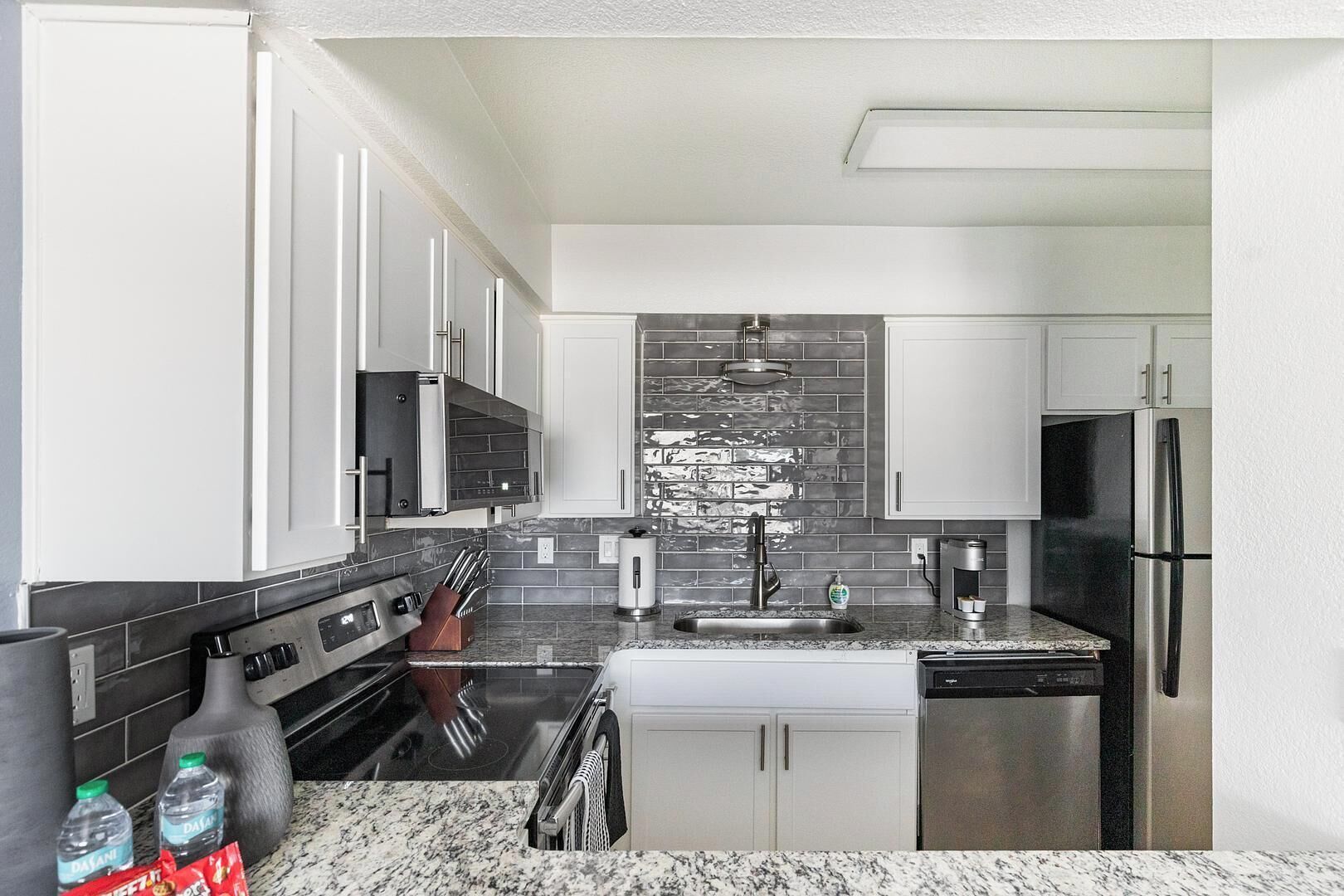 Jääkaappi, ruokailupöytä