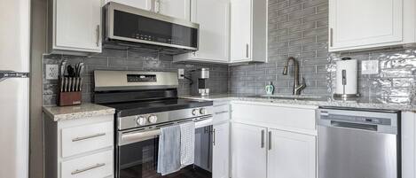 Een koelkast, eettafels