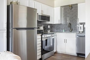 Kjøleskap og spisebord