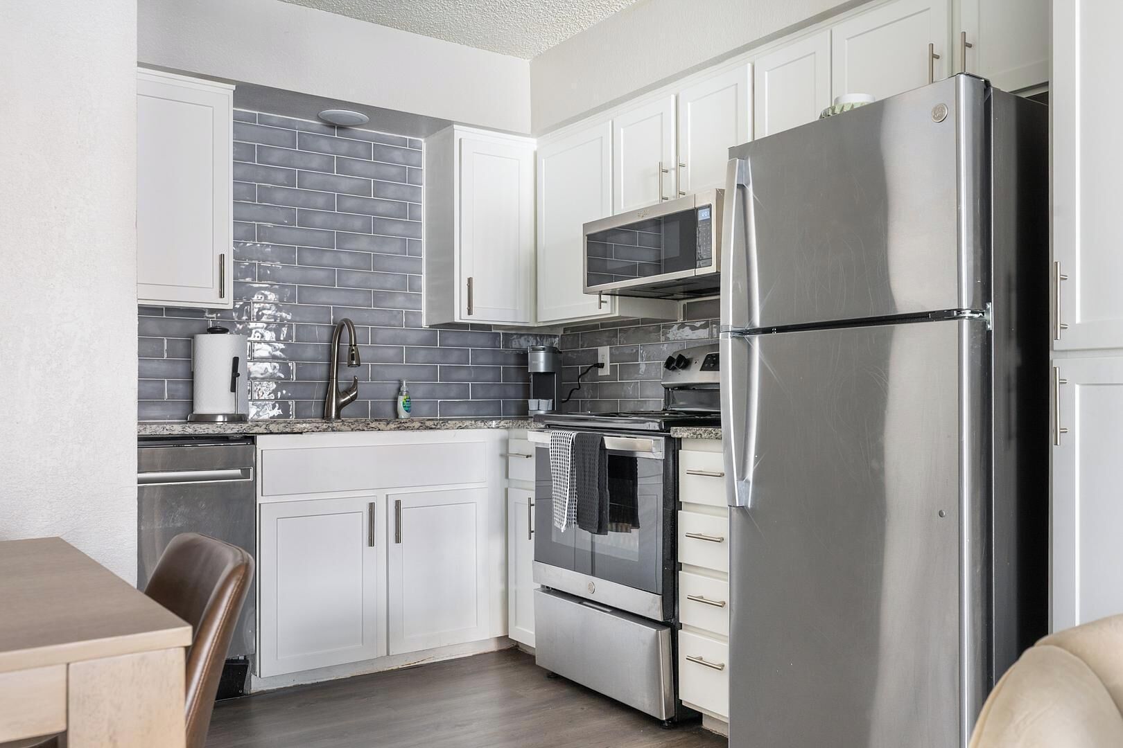 冷蔵庫、ダイニングテーブル