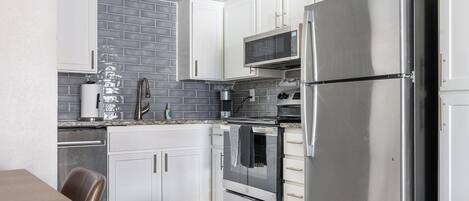 Een koelkast, eettafels