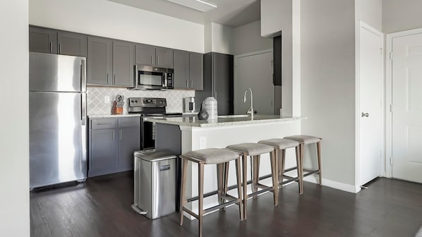 Refrigerador y comedor 