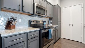 Kjøleskap og spisebord