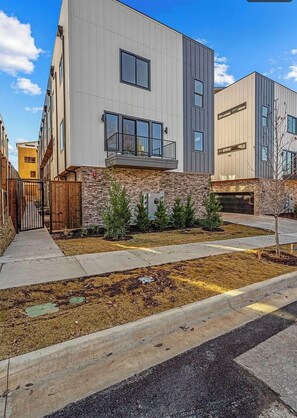 Property grounds - Landing | Stunning 2BD in Downtown Dallas (Dallas)