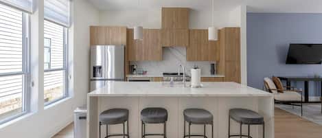 Réfrigérateur, table de salle à manger