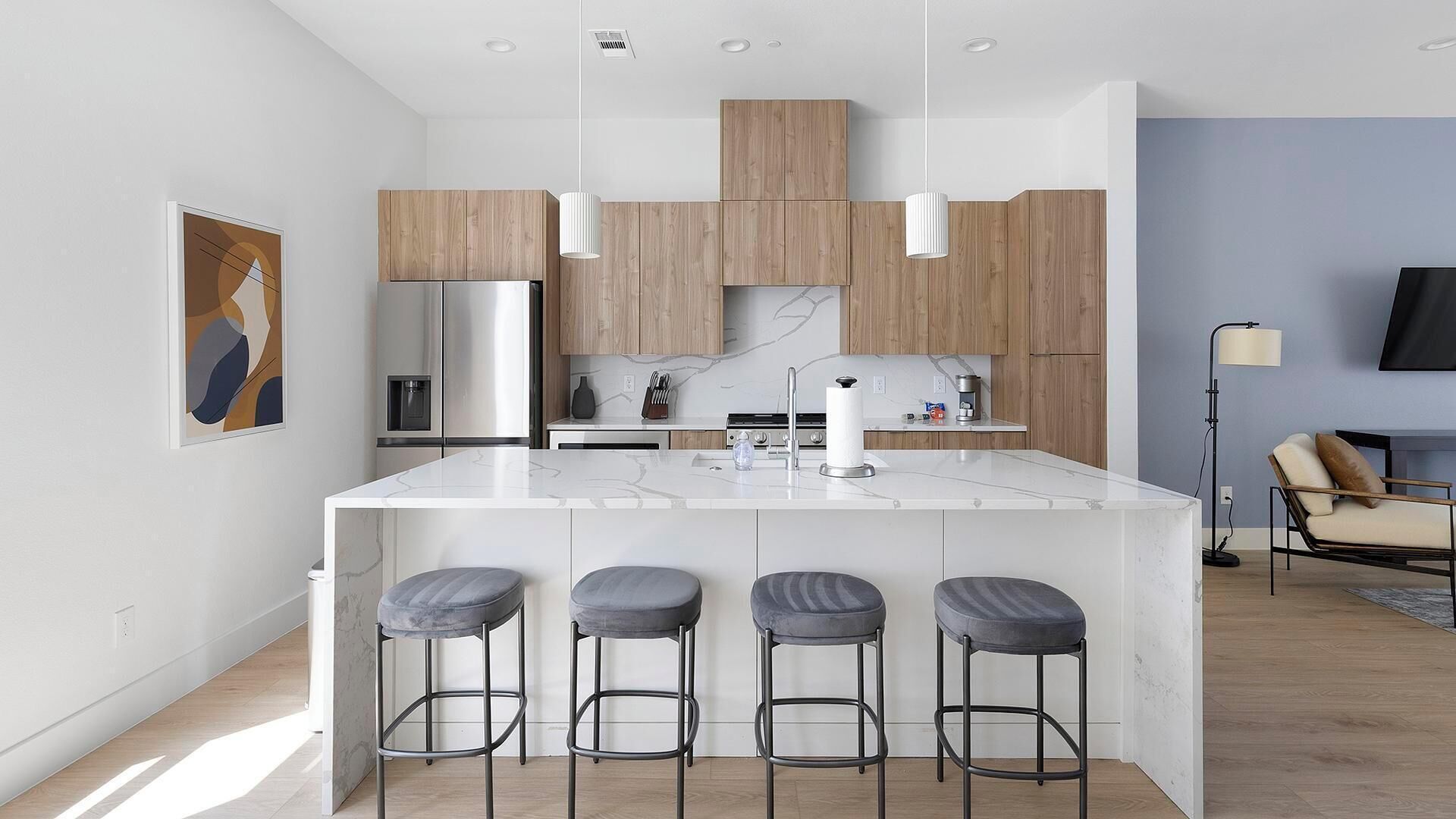 Frigorífic i una taula de menjador 