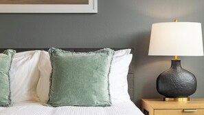 Desk, iron/ironing board, WiFi, bed sheets