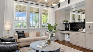 Een moderne woonkamer met een bank, salontafel en uitzicht.