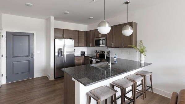 Réfrigérateur, table de salle à manger