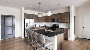 ثلاجة، مائدة طعام