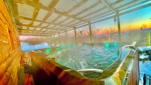 Sunset Lodge... 10 Bedroom Cabin w/ Pool & Outdoor Hot Tub