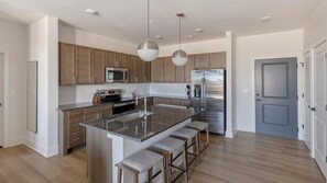 Kjøleskap og spisebord