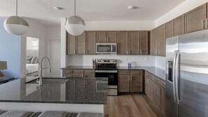 ثلاجة، مائدة طعام