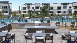 Un'area patio con posti a sedere all'aperto e una piscina.