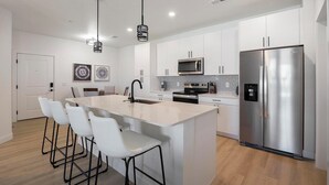 Frigorífico y mesa de comedor