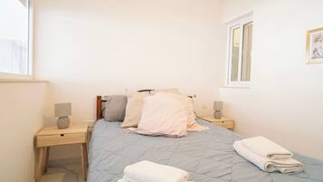Tabla de planchar con plancha, wifi y ropa de cama