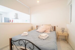 Tabla de planchar con plancha, wifi, ropa de cama