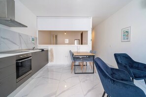 Fridge, microwave, oven, coffee/tea maker - Cozy Apartment with Balcony in Xlendi Bay, Gozo (Munxar)