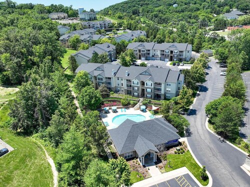 Landing | Beautiful 2BD, Pool, Clubhouse