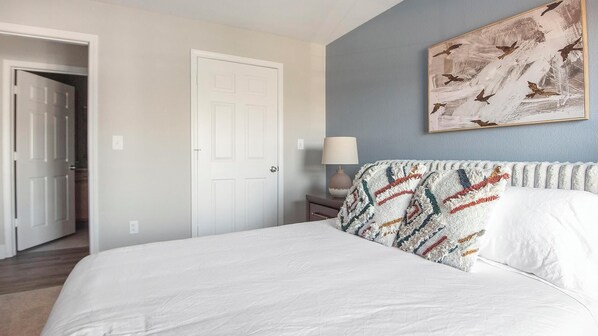 2 bedrooms, desk, iron/ironing board, WiFi - Landing | Stunning 2BD, Pool, Clubhouse (Eureka)