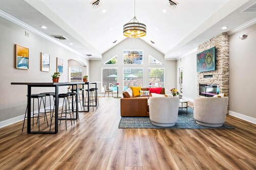 Landing | Beautiful 2BD, Gym, Pool