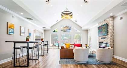 Landing | Beautiful 2BD, Gym, Pool