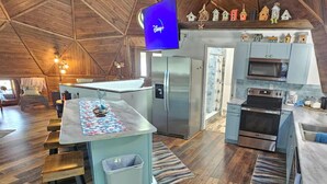 Private kitchen - Birdhouse Dome and Cabin - Hot Tub - Kayaks - Disc Golf - 2 Min Walk (Loogootee)