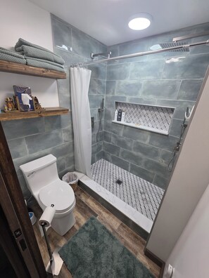 Shower, jetted bath, hair dryer, towels