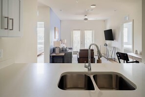 2 bedrooms, desk, iron/ironing board, WiFi - Landing | Stunning 2BD, Pool, Gym (Bellview)