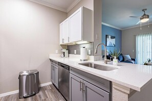 Refrigerador y comedor 