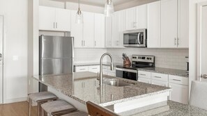 Refrigerador y comedor 