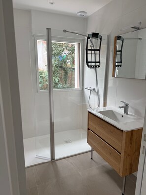 Secador de cabelo, toalhas de banho