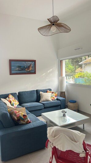 Una Smart TV, un reproductor estéreo