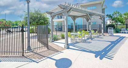 Landing | Beautiful 2BD, Clubhouse, Gym