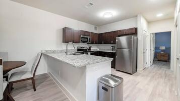 Réfrigérateur, table de salle à manger