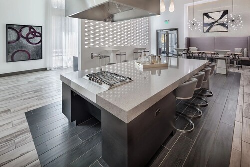 Landing | Stunning 2BD, Gym, Rooftop Lounge