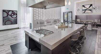 Landing | Stunning 2BD, Gym, Rooftop Lounge