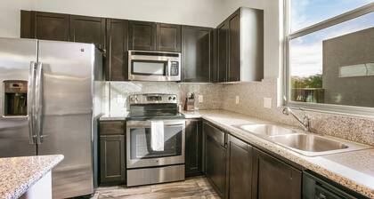 Landing | Stylish 2BD, Gym, Rooftop Lounge