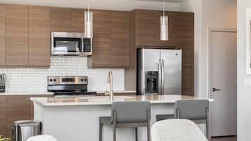 Réfrigérateur, tables à manger