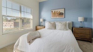 2 slaapkamers, een bureau, een strijkplank/strijkijzer, wifi